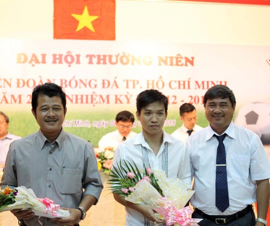 Đại diện đội bóng đá nữ (trái) và futsal Thái Sơn Nam nhận phần thưởng của HFF