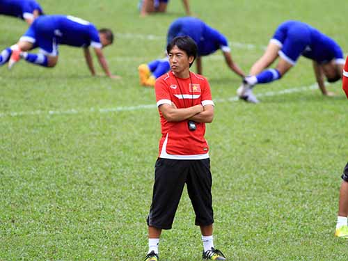 HLV Miura được toàn quyền quyết định có dẫn dắt U23 Việt Nam hay nhờ HLV khác nắm đội ở SEA Games 2015.  Ảnh: Quang Liêm