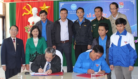 Lãnh đạo Liên hiệp các tổ chức hữu nghị và Đoàn TNCS Hồ Chí Minh tỉnh ký kết Chương trình phối hợp