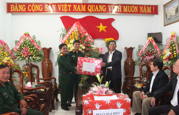 Đồng chí Bí thư Tỉnh ủy Niê Thuật tặng hoa chúc mừng tập thể  cán bộ, chiến sĩ Bộ CHQS tỉnh.