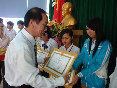 Phó Chủ tịch UBND tỉnh Trần Hiếu tặng Bằng khen của UBND tỉnh cho học sinh đoạt giải quốc gia ( Ảnh: tư liệu)