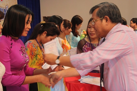 Giám đốc Sở GD-ĐT Phan Hồng trao Giấy chứng nhận cho các giáo viên đạt 