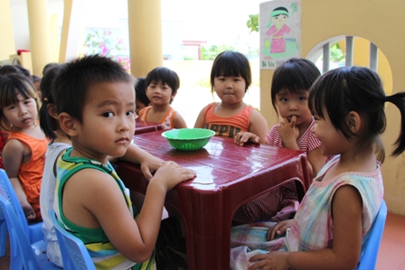 Tổ chức tốt bữa ăn cho trẻ là một trong những biện pháp thu hút trẻ đến trường ( Trong ảnh Giờ ăn trưa của các bé