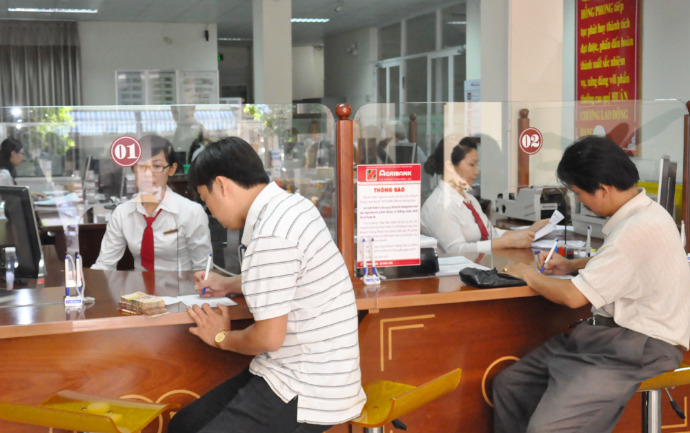 Khách hàng đang giao dịch tại Agribank Dak Lak, chi nhánh Lê Hồng Phong