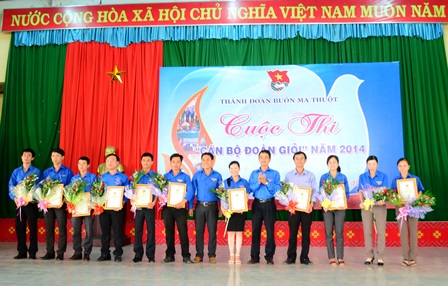 Ban tổ chức trao giấy chứng nhận cho 11 thí sinh có thành tích xuất sắc tại cuộc thi