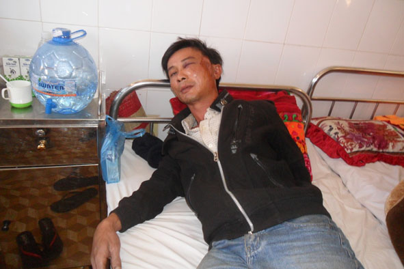Anh Đỗ Vạn Hoa, một nạn nhân của vụ ném đá điều trị tại Bệnh viện Đa khoa tỉnh.