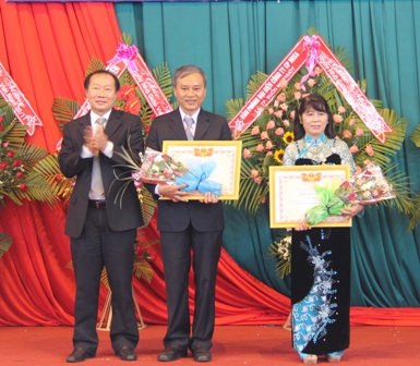 Thừa ủy quyền Chủ tịch nước, đồng chí Trần Hiếu, Phó Chủ tịch UBND tỉnh trao danh hiệu Nhà giáo Ưu tú cho 2 thầy, cô giáo