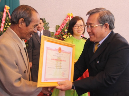Ông Phan Hồng, Giám đốc Sở GD-ĐT trao Kỷ niệm chương vì sự nghiệp giáo dục cho các nhà giáo thời kháng chiến chống Mỹ