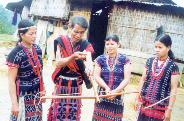 Già làng Cơlâu Năm (78 tuổi), dân tộc Cơ Tu hiện sống tại thôn Pơh Ning, xã Lăng, huyện Tây Giang (Quảng Nam) đang truyền dạy cách bắn pa’ nanh cho lớp trẻ trong làng.