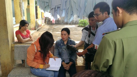 Chị Nguyễn Thị Phượng đang kể lại vụ việc với báo chí