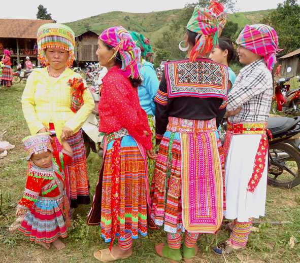 Phụ nữ Mông trong trang phục truyền thống.