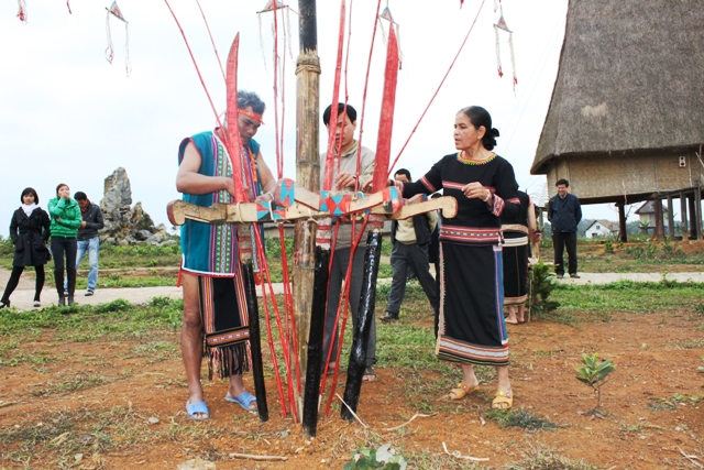 Bà giáo Y BLưn đang chuẩn bị cho lễ hội diễn ra tại Làng Văn hoá - Du lịch các dân tộc Việt Nam