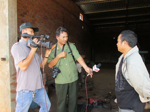 Các thành viên Đội tuyên truyền nhanh chóng có mặt và phỏng vấn nhân chứng vụ tai nạn nổ thùng phuy ở xã Ea Yông.