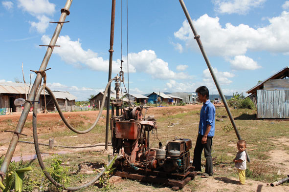 Gia đình anh Mã Văn Chang, cụm dân cư 10, xã Cư Kbang (huyện Ea Súp) đang khoan giếng để lấy nước sử dụng.   