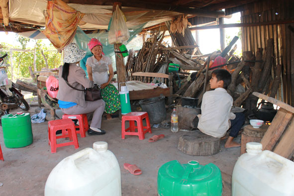 Gia đình chị Sùng Thị Chu, cụm dân cư 10, xã Cư Kbang (huyện Ea Súp) hiện vẫn chưa được cấp đất ở, phải dựng nhà ở nhờ trên miếng đất của người anh. 