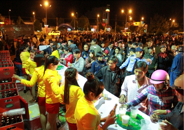 Đông đảo người dân huyện Krông Pak được trải nghiệm hương vị của Bia Sài Gòn qua chương trình uống bia miễn phí dành cho tất cả mọi người