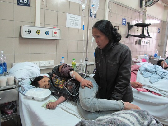 Cháu Lý Minh Khôi 13 tuổi bị ngộ độc nấm đang được điều trị tại Trung tâm chống độc