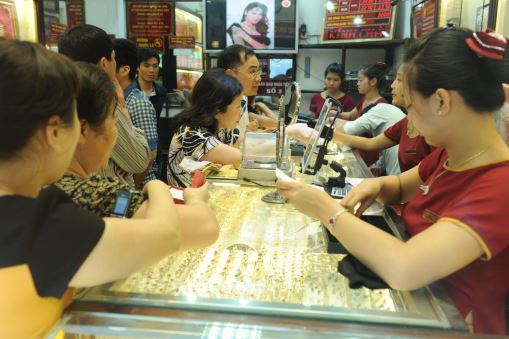 Bảo Tín Minh Châu cho biết do giá vàng tăng mạnh nên mua bán có phần tấp nập hơn.