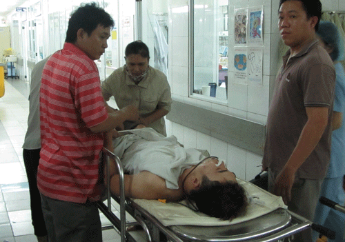 Tú được đưa vào bệnh viện Đà Nẵng điều trị sau khi uống thuốc trừ sâu tự vẫn