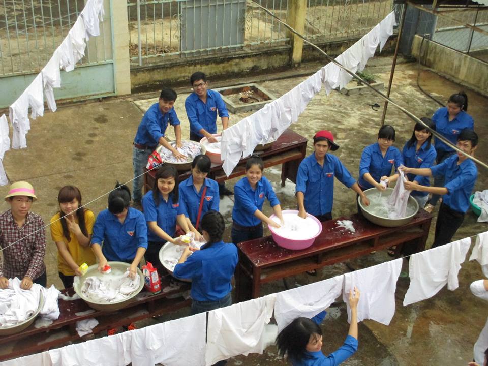 Đoàn viên thanh niên huyện Krông Pak giặt tẩy áo sơ mi trắng để tặng trẻ em nghèo