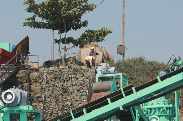 Công nhân Xí nghiệp Việt Hà đang tiến hành khai thác đá.   