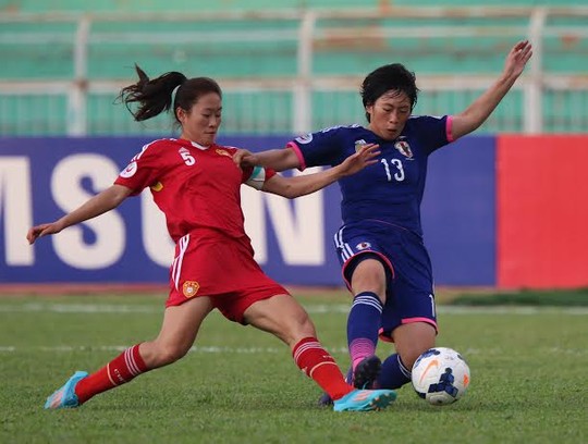 Những pha tranh bóng quyết liệt của cầu thủ hai đội Trung Quốc và Nhật Bản (áo xanh)