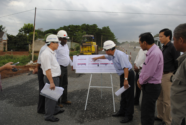 Ban Quản lý Dự án đường Hồ Chí Minh kiểm tra tiến độ đối với dự án BOT,  đoạn qua thị xã Buôn Hồ.