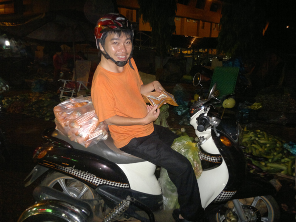 Nguyễn Duy Học đi chợ chuẩn bị cơm  cho bệnh nhân nghèo.