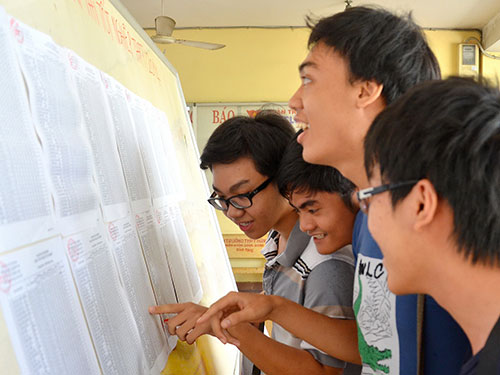 Thí sinh xem điểm thi tại Trường THPT Hùng Vương, TP HCM sáng 17-6 Ảnh: TẤN THẠNH