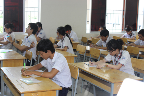Thí sinh tại Hội đồng thi Trường THPT Nguyễn Hữu Thọ chuẩn bị làm bài thi môn ngữ văn. Ảnh: H. Lân