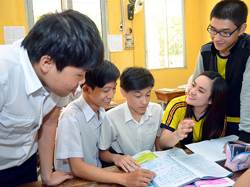 Học sinh Trường THPT Thanh Bình, TP HCM cùng nhau ôn bài sáng ngày 31-5 Ảnh: TẤN THẠNH