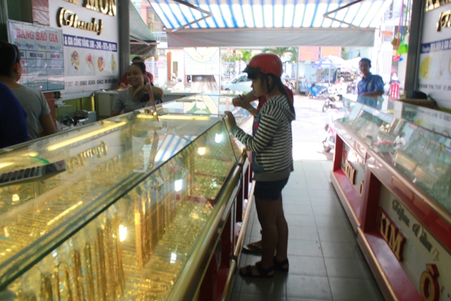 Khách hàng đang mua đồ trang sức tại một tiệm vàng trên đường Quang Trung.  Ảnh: Lê Thành