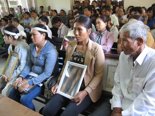 Gia đình nạn nhân Ngô Thanh Kiều tại phiên toà sơ thẩm.
