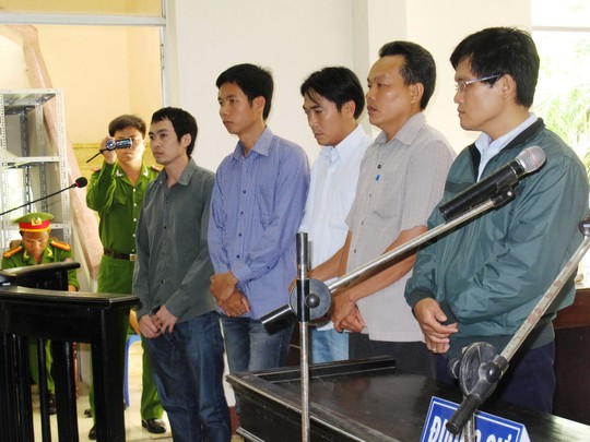 5 bị cáo nguyên là sĩ quan công an bị cho là dùng nhục hình đánh chết nghi can Ngô Thanh Kiều
