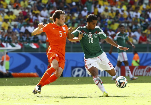 Dos Santos (10) mở tỉ số trận đấu cho Mexico phút 48