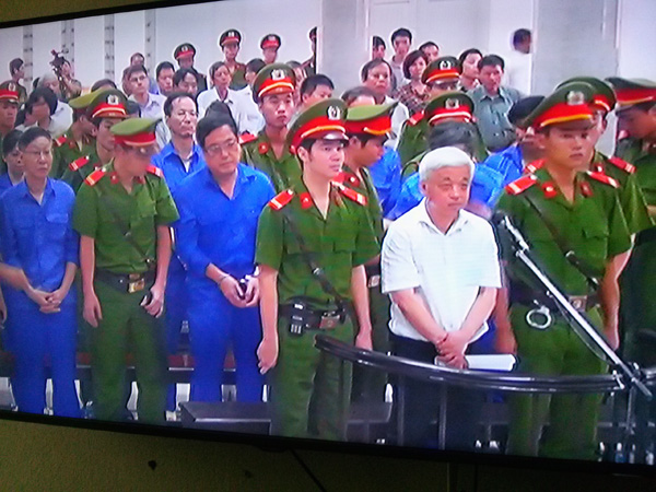Bị cáo Nguyễn Đức Kiên và các đồng phạm đang nghe tòa tuyên án - Ảnh chụp qua màn hình