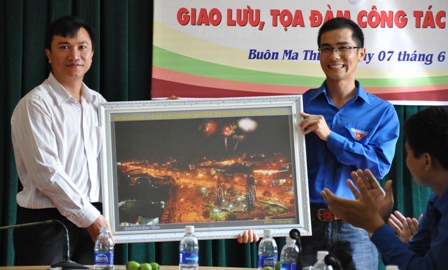 Đại diện Đoàn Khối Cơ quan chính quyền thị xã Buôn Hồ (bên phải) trao bức tranh lưu niệm tặng Đoàn Khối các Cơ quan tỉnh