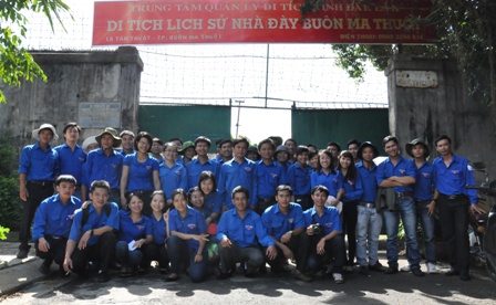 Đoàn viên hai đơn vị chụp ảnh lưu niệm trước cổng Di tích Lịch sử Nhà đày Buôn Ma Thuột