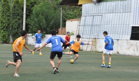 Một pha bóng trong trận giao hữu bóng đá giữa hai đơn vị