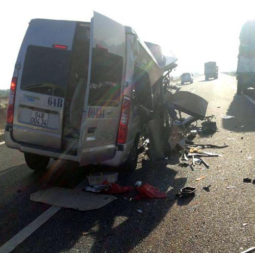 Xe khách tông xe tải trên cao tốc, 8 người thương vong - 1