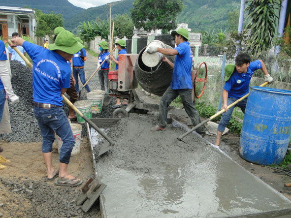 Thanh niên tình nguyện giúp người dân thôn 8, xã Hòa Sơn làm đường giao thông nông thôn.