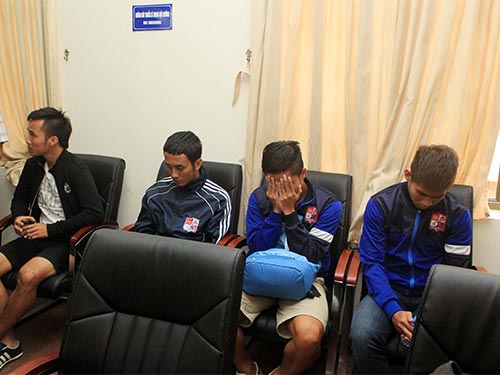 Tiền vệ đội trưởng Phạm Hữu Phát của Đồng Nai (thứ hai từ trái sang) và 5 đồng đội đối mặt thêm tội danh nhận hối lộ Ảnh: HẢI ANH