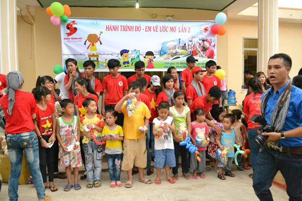 Nhóm HTĐ Dak Lak tổ chức Chương trình em vẽ ước mơ lần 2 và tặng quà cho bệnh nhi tại Bệnh viện Đa khoa tỉnh.