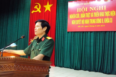 Đại tá Nguyễn Đức Hải, Phó Chủ nhiệm Chính trị Bộ Chỉ huy Quân sự tỉnh trình bày các chuyên đề tại Hội nghị.
