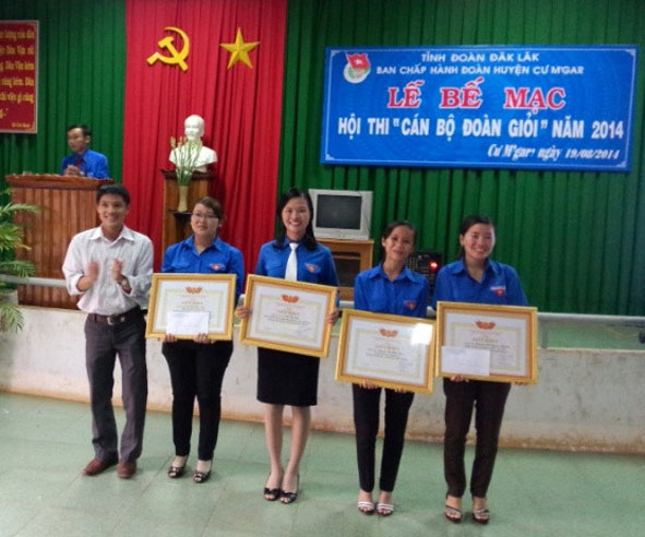 Anh Hoàng Xuân Việt -  Bí thư  Huyện Đoàn  trao  Giấy khen và Giấy chứng nhận cán bộ  Đoàn giỏi  cho các  thí sinh  đoạt giải cao tại Hội thi.