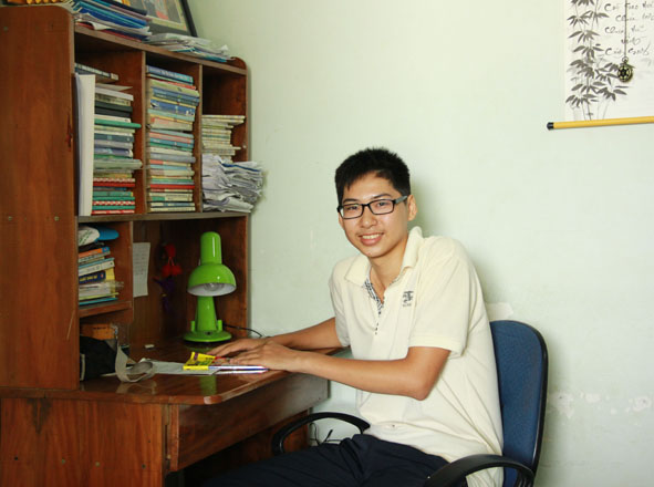 Nguyễn Văn Huỳnh - cậu học trò đỗ hai trường đại học  với điểm số cao.