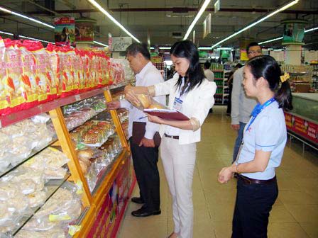 Đoàn kiểm tra liên ngành tỉnh kiểm tra chất lượng thực phẩm tại một cơ sở kinh doanh trên địa bàn TP. Buôn Ma Thuột dịp Trung thu năm 2013. 