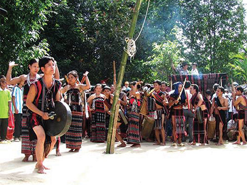 Thanh niên Tà Ôi vẫn say mê với điệu múa truyền thống của dân tộc mình