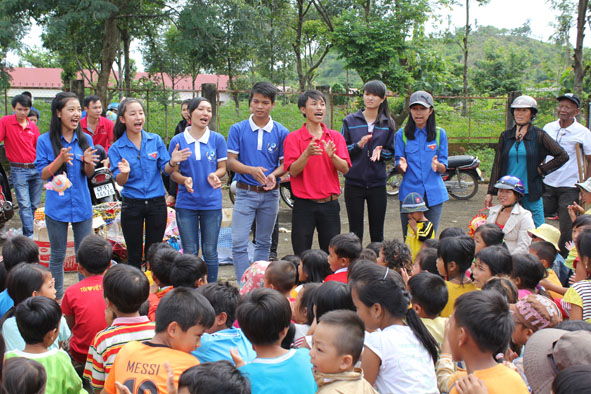 Các bạn tình nguyện viên Câu lạc bộ Khát vọng xanh tổ chức sinh hoạt vui chơi, phát quà Tết trung thu 2014 cho trẻ em nghèo tại xã Dur Kmăl, huyện Krông Ana.