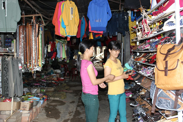 Khu  nhà lồng chợ  Ea Tyh  với các ki ốt  chật hẹp,  tiểu thương bày bán hàng hóa lấn chiếm ra cả  lối đi.
